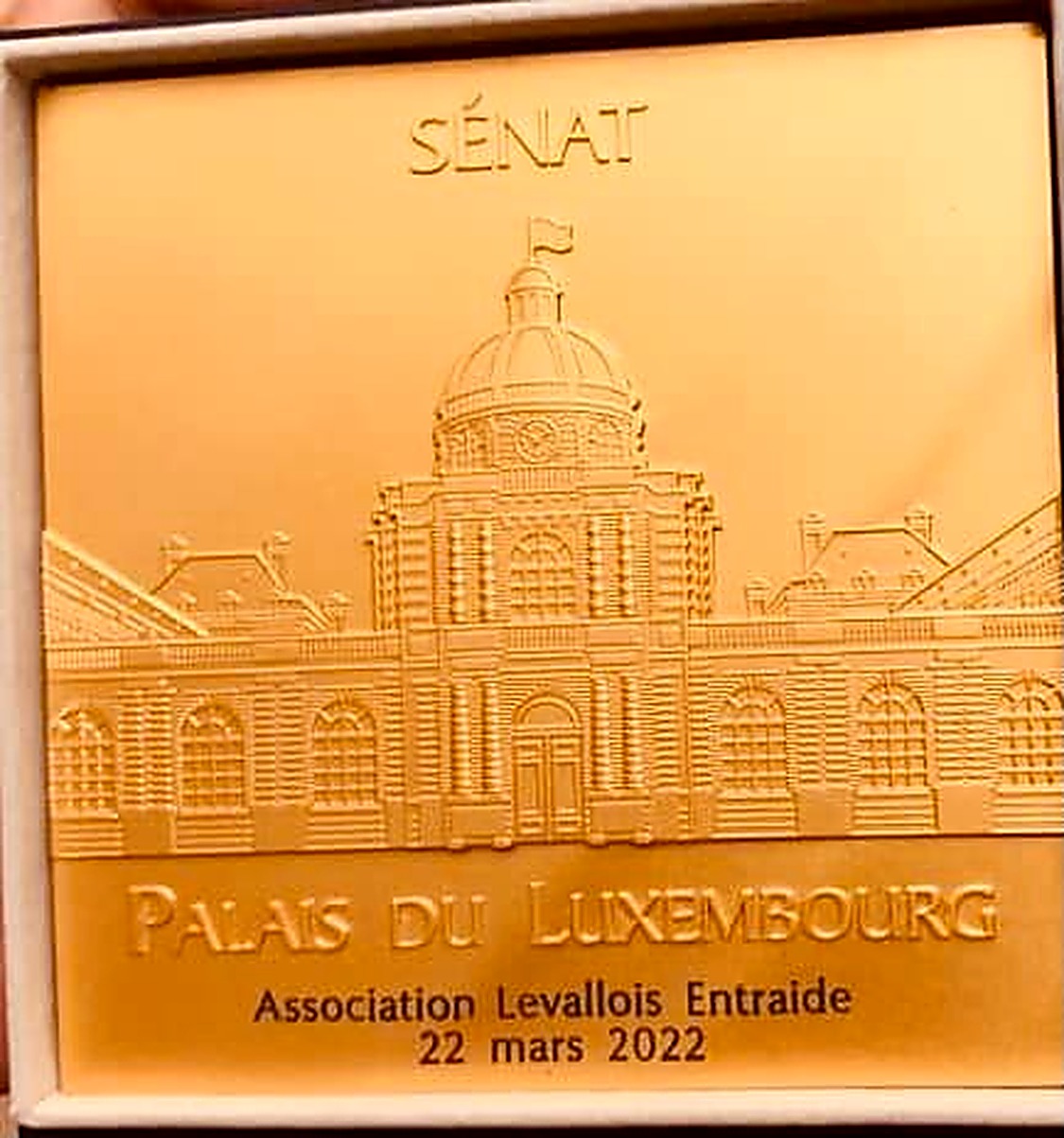 Plaque gravée « Palais du Luxembourg — Association Levallois Entraide — 22 mars 2022 »