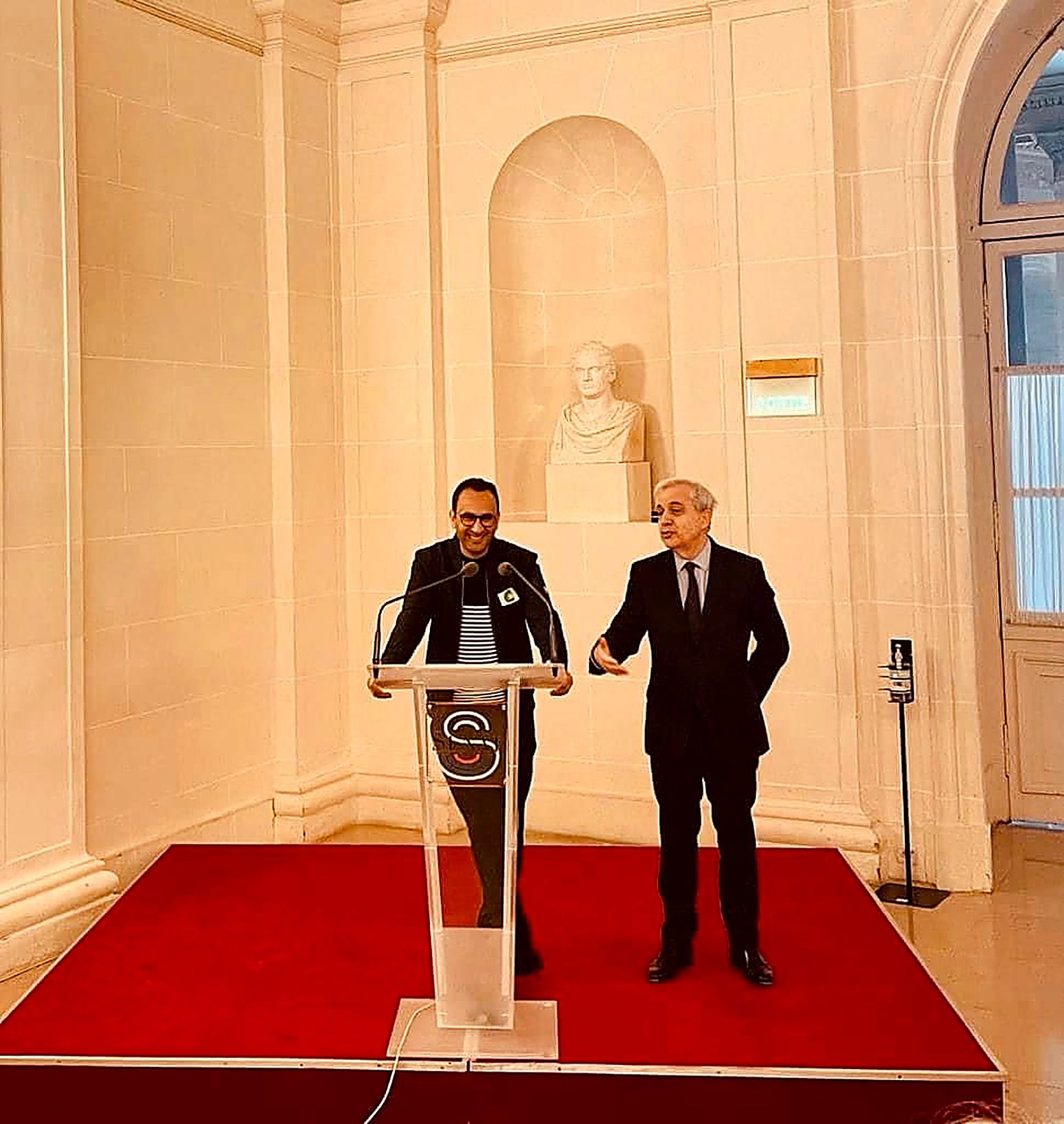 Karim Ghrissi et Roger Karoutchi, Premier Vice-Président du Sénat, lors de la remise de la médaille