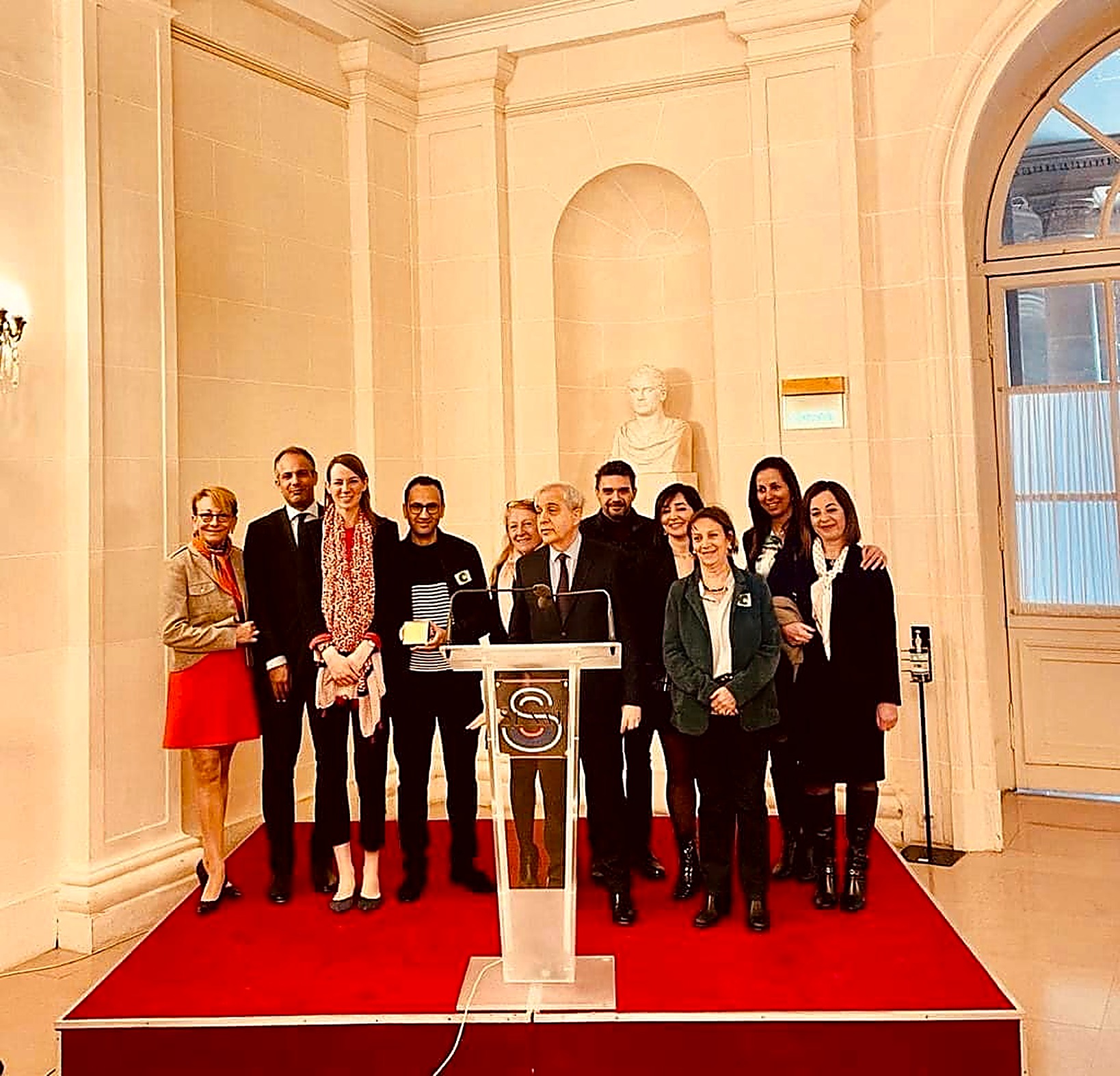 Les bénévoles de Levallois Entraide réunis au Palais du Luxembourg lors de la remise de la médaille